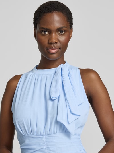 Frauenmodel trägt Abendkleid mit Volantsaum Modell 'MARLI' von Neo Noir in Hellblau, Chiffon, Rundhalsausschnitt mit Schluppe, Nahaufnahme Oberkörper