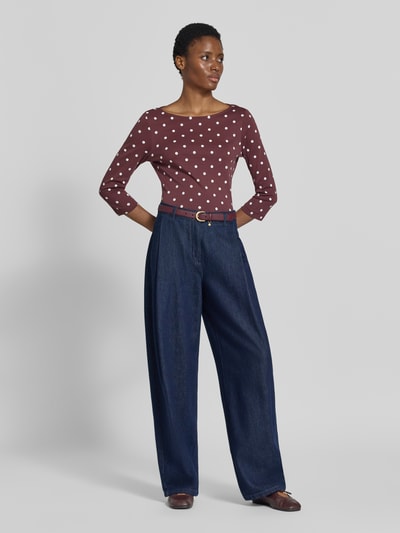 Frauenmodel trägt Shirt aus reiner Baumwolle mit 3/4-Arm von Christian Berg Woman, tailliert, U-Boot-Ausschnitt, Ganzkörperansicht von vorne.