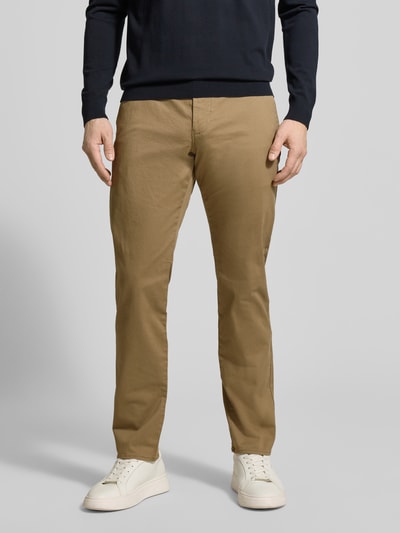 Männermodel trägt Hose mit Paspeltaschen am Gesäß Modell 'Brent' von Matinique aus Baumwoll-Elasthan-Mix, Regular-Fit, Frontansicht Ganzkörperansicht.