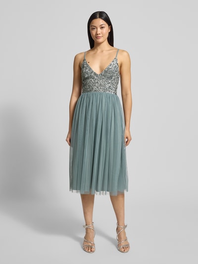 Kobiece modelka nosi Sukienka koktajlowa z cekinowym obszyciem od Lace & Beads, taliowany krój, cienkie ramiączka, dekolt w serek, halka pod sukienkę, zapiecie na haftkę i wszyty zamek błyskawiczny, długość tyłu 95 cm, szerokość klatki piersiowej 39 cm, stonowane kolory, pleciony materiał, całkowity widok z przodu.