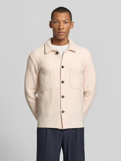 Męski model nosi Slim Fit Hemdjacke mit Kentkragen und Brusttaschen od ROY ROBSON, bawełniano-wiskozowy miks, krój slim fit, kieszenie na piersi, zapięcie na guziki, długość tyłu w rozmiarze M: 70 cm, widok całej sylwetki z przodu.