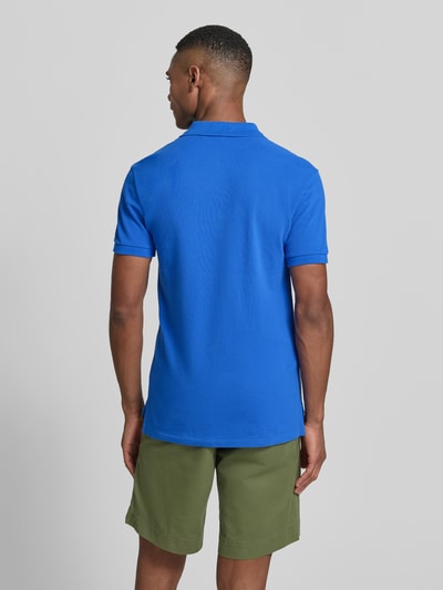 Männermodel trägt Slim Fit Poloshirt aus reiner Baumwolle von Polo Ralph Lauren, Optik: Unifarben, Ganzkörperansicht Rückansicht.