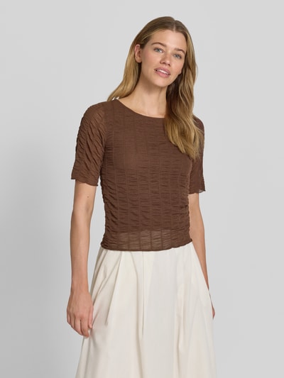 Frauenmodel trägt Strickshirt aus Viskose-Mix mit Rundhalsausschnitt von Christian Berg Woman Selection, braun, Strukturmuster, Slim Fit, Nahaufnahme Oberkörper.