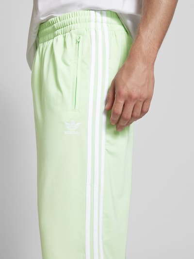 adidas Originals Straight Leg Trainingshose mit Label-Stitching Modell 'FIREBIRD' Hellgruen 3