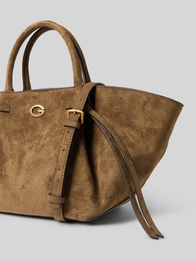 Productfoto, Tote Bag in Velours-Optik Model 'ALLEGRA' van GUESS, velourslook in bruin, logodetail, hoofdvak met magneetsluiting, smalle schouderbanden, Breedte 52 cm, Lengte 22 cm, Diepte 14 cm, schouderbandlengte 115 cm