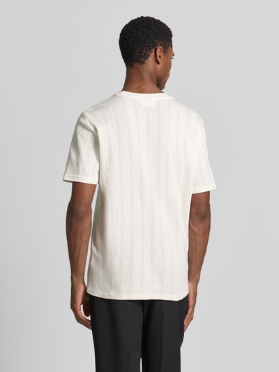 Männermodel trägt Regular Fit T-Shirt mit Allover-Loch-Stickereien von JAKE*S STUDIO MEN aus Reine Baumwolle, Rückansicht, Rückenlänge 68 cm, Kurzärmelig, Rundhalsausschnitt, weiße Farbe, feine Struktur. Ganzkörperansicht Rückansicht.