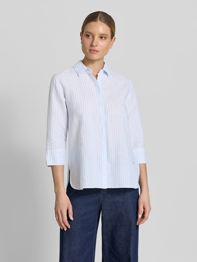 Frauenmodel trägt Regular Fit Hemdbluse aus reiner Baumwolle Modell 'VIKI' von Brax mit Allover-Muster, Hemdkragen und 3/4-Arm, Ganzkörperansicht von vorne.