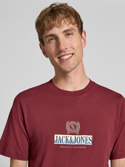 Męski t-shirt z bawełny w kolorze bordowym, nadruk z logo, prosty krój, okrągły dekolt, Model 'FREDERIKSBERG' od JACK & JONES, długość tyłu w rozmiarze M: 70 cm, Nahaufnahme górnej części ciała.