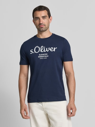 Męski model nosi Regular Fit T-Shirt aus reiner Baumwolle Modell 'BASIC TEE BIG LOGO' od s.Oliver RED LABEL, granatowy kolor, nadruk z przodu, męski t-shirt, Ganzkörperansicht von vorne