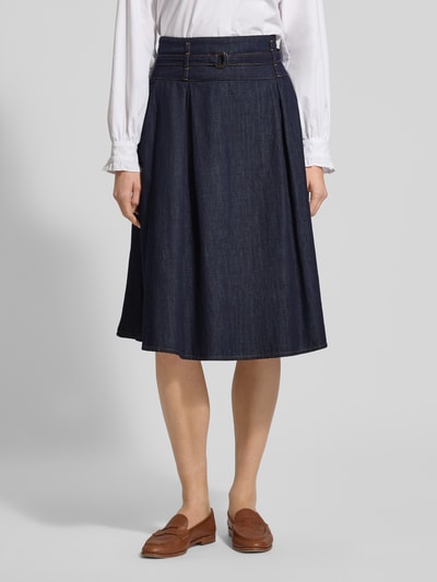 Frauenmodel trägt Midirock in Denim-Optik von More & More, reine Baumwolle, lockerer Schnitt, Stoffgürtel, Reißverschluss, Ganzkörperansicht von vorne.