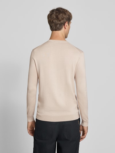 Männermodel trägt Regular Fit Pullover aus Viskose-Mix Modell 'WYLER' von ONLY in Beige, glatte Textur, Herren Pullover, Ganzkörperansicht Rückansicht.