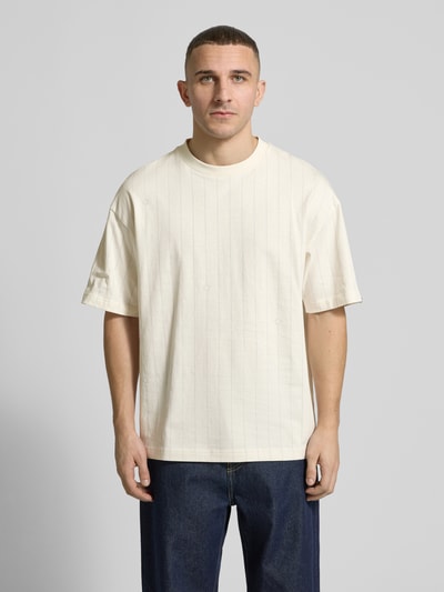 Männermodel trägt Regular Fit T-Shirt aus reiner Baumwolle Modell 'NORAYATI' von Hugo Blue, Optik:Allover-Muster, gestreift, Ganzkörperansicht von vorne.
