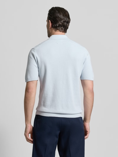 Männermodel trägt Regular Fit Poloshirt mit gerippten Abschlüssen von MCNEAL in Hellblau, reine Baumwolle, Rückansicht, Ganzkörperansicht.