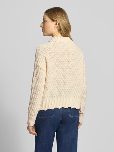 Frauenmodel trägt Strickpullover mit Umlegekragen von Jake*s Casual aus Reine Baumwolle mit Muschelsaum, Ganzkörperansicht Rückansicht.