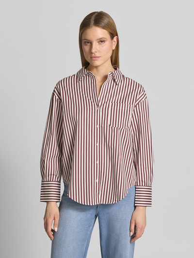 Frauenmodel trägt Regular Fit Hemdbluse mit Brusttasche Modell 'FONTANA' von Mango, aus Baumwoll-Mix, gestreift, Ganzkörperansicht von vorne. Damen Hemdbluse, Hemdblusenkragen, Rückenlänge bei Größe S 68 cm, Ärmellänge bei Größe S 54 cm.