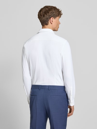 Männermodel trägt Slim Fit Business-Hemd mit Haifischkragen von Jake*s aus weißem Material-Mix mit Stretch-Anteil, Strukturmuster, Ganzkörperansicht Rückansicht. Rückenlänge 78 cm, Schulterbreite 48 cm, Ärmellänge 68 cm, Größe 39/40.