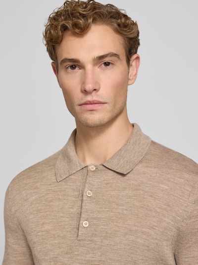 Mannenmodel draagt wollen trui met polokraag Model 'Erros' van Tiger of Sweden, zuiver wol, recht model, nahaufnahme bovenlichaam.