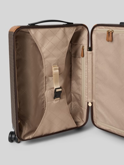 Produktfoto, Trolley mit Label-Applikation von MICHAEL Michael Kors w kolorze brązowym, zamek błyskawiczny dwustronny, główna przegroda, kieszenie wewnętrzne, teleskopowy uchwyt, dwa uchwyty, szerokość 35 cm, długość 50 cm, głębokość 22 cm, rozmiar bagażu podręcznego, delikatna pikowana tekstura wnętrza.