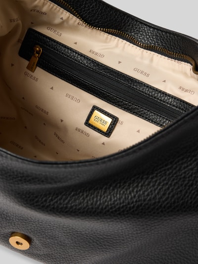 Productfoto, zwarte Handtasche met Label-Applikation Model 'CAMDEN' van GUESS, Hoofdvak met ritssluiting, Overslag met magneetsluiting, beige binnenvoering met GUESS-Print, Breedte 36 cm, Lengte 28 cm, Diepte 10 cm, Schouderband 48 cm