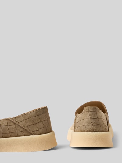 Produktfoto, Slipper mit Logo-Applikation Modell 'Riva' von Hide&Jack, Schlangenmuster, glatte Sohle, beigebraune Farbe, strukturierte Oberfläche, abgerundete Passform, Absatzhöhe 3 cm, Schafthöhe 5 cm, Schaftweite 13 cm