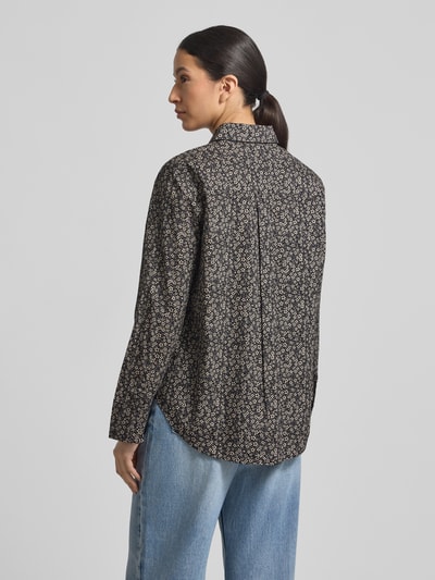 Kobiece modelka nosi Regular Fit Hemdbluse aus reiner Baumwolle von Marc O'Polo, efekt: wzór na całej powierzchni, krój regular fit, kołnierzyk koszulowy, pas na plecach z fałdą cacharel, listwa guzikowa jednorzędowa, długi rękaw z mankietem, wykończenie lekko zaokrąglone, wykończenie materiału: papertouch-popelina, materiał: czysta bawełna, widok całej sylwetki z tyłu.