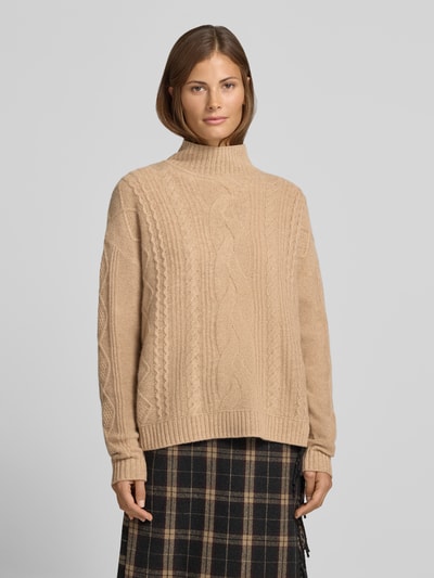 Frauenmodel trägt sweter z kaszmiru 'Kaschmirpullover mit Zopfmuster' von Christian Berg Woman w kolorze beżowym, prosty krój, stójka, ścieg warkoczowy, prążkowane wykończenia, długość tyłu w rozmiarze S: 57 cm, długość rękawów w rozmiarze S: 64 cm, czysta kaszmir, całkowity widok z przodu.