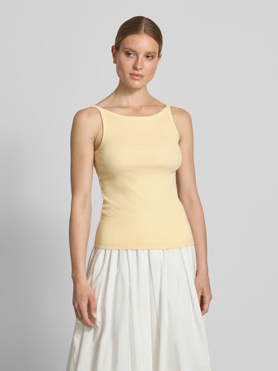 Frauenmodel trägt Trägertop in Ripp-Optik Modell 'Izli' von OPUS, hellgelb, Baumwoll-Elasthan-Mix, Slim Fit, Ganzkörperansicht von vorne.