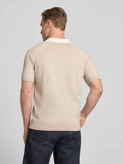 Männermodel trägt Regular Fit Poloshirt mit V-Ausschnitt von GRAN SASSO aus reiner Baumwolle mit Kontrastfarbe am Kragen, Ganzkörperansicht Rückansicht.