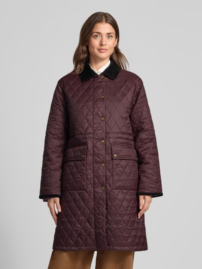 Vrouwenmodel draagt Regular Fit gewatteerde mantel met drukknopen van Barbour in donkerpaars, Dames, Ganzichaansicht van voren.