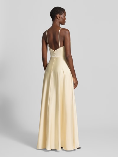 Frauenmodel trägt Maxikleid aus Satin mit Drapierungen von Laona in A-Linie, V-Ausschnitt, Spaghettiträger, cremefarben, Ganzkörperansicht Rückansicht.
