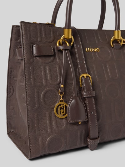 Produktfoto, Tote Bag mit Allover-Logo-Detail Modell 'Manhattan' von Liu Jo White in Braun mit goldfarbenen Details, strukturierte Oberfläche, Kontext: Geteiltes Hauptfach mit Reißverschluss, Schulterriemen 40 cm, 32x26x15 cm.