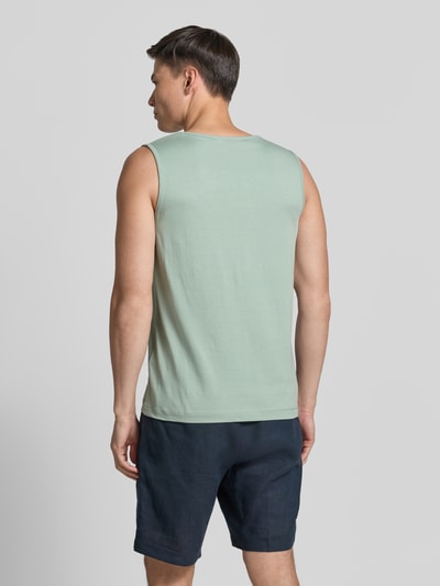 Männermodel trägt Tanktop mit Rundhalsausschnitt und Logo-Print von Lerros aus Reine Baumwolle, Regular-Fit, Rückenlänge 69 cm, Ganzkörperansicht Rückansicht.