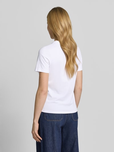 Frauenmodel trägt T-Shirt mit Ziersteinbesatz und Rundhalsausschnitt von Comma, weiß, Baumwoll-Mix mit Modal-Anteil, Regular-Fit, Rückenlänge 58 cm, Ganzkörperansicht Rückansicht.