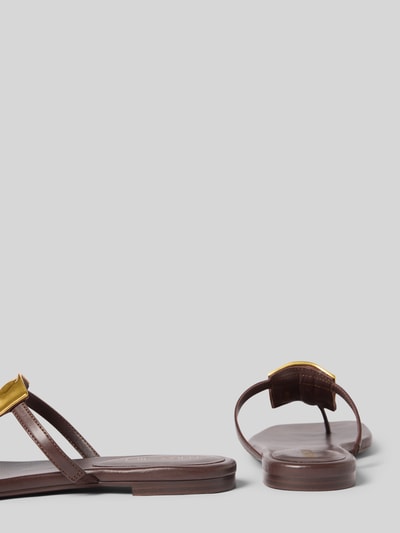 Produktfoto, Zehentrenner aus Leder mit glatter Sohle von Marc Cain Bags & Shoes, Echtleder, Schlupfform, Applikation, Absatzhöhe 1 cm, braun-gold, klare Linien, glatte Textur