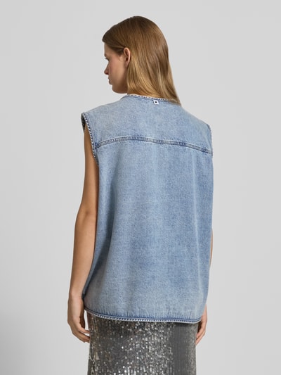 Frauenmodel trägt Jeansweste mit Label-Patch von Karo Kauer aus Reine Baumwolle im Loose-Fit, Rückenansicht, Ganzkörperansicht Rückansicht.