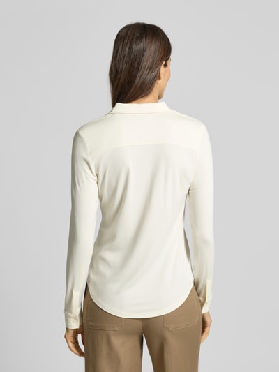 Vrouwenmodel draagt Hemdbluse aus Viskose-Mix mit Umlegekragen van Marc O’Polo, effen ontwerp, rechte pasvorm, rugaanzicht, langemouwen.