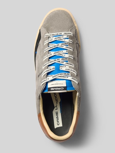 Produktfoto, Sneaker mit Label-Details von Crime London in Grau mit Kontrastbesatz, strukturierter Sohle, Label-Details und Schnürverschluss, abgerundete Form, Absatzhöhe 3 cm, Schafthöhe 8 cm, Schaftweite 10 cm