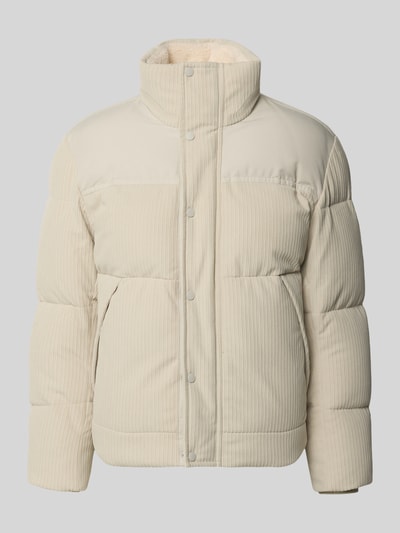 Produktfoto, jasnokremowa kurtka pikowana Regular Fit Steppjacke mit Label-Patch Modell 'Ocord' od BOSS Orange, wyraźna struktura prążków, matowa powierzchnia