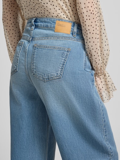 Frauenmodel trägt Wide Fit Jeans im 5-Pocket-Design Modell 'Lucy' von My Essential Wardrobe im hellblauen Baumwoll-Mix, Detailaufnahme Rückansicht, Bundweite 39 cm, Innenbeinlänge 74 cm bei Größe 27/29.