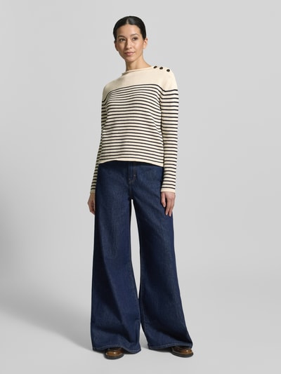 Frauenmodel trägt Regular Fit Strickpullover aus Baumwoll-Mix Modell 'QUADRO' von Weekend Max Mara, gestreift, Two Tone, Ganzkörperansicht von vorne.