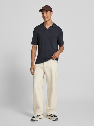 Męski model nosi Regular Fit Poloshirt aus Baumwoll-Mix von Marc O'Polo Denim, ciemny granat, gładka faktura, Ganzkörperansicht von vorne