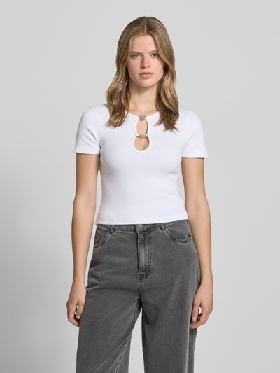 Frauenmodel trägt Slim Fit T-Shirt aus Baumwoll-Mix Modell 'DIHEART_B' von Hugo Blue in Optik: Unifarben mit Label-Applikation aus Metall, Rundhals mit Cut-Out, Kurzarm, Materialverarbeitung: Ripp, Ganzkörperansicht von vorne.