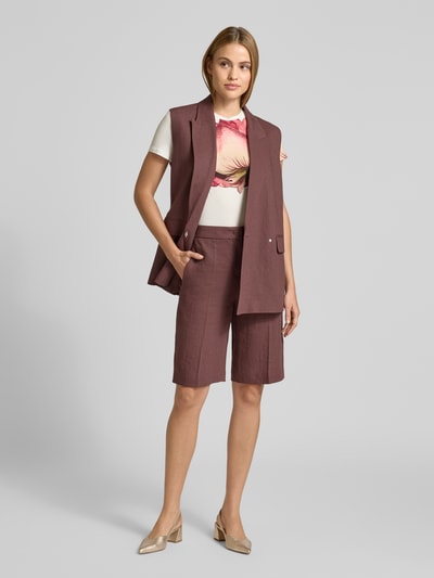 Modelka nosi damski t-shirt z mieszanki wiskozy z dodatkiem streczu, dopasowany krój, model 'OBREY' od Ted Baker, okrągły dekolt, długość tyłu w rozmiarze 36: 58 cm, widok całej sylwetki z przodu.