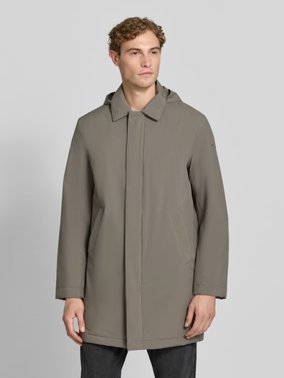 Männermodel trägt Regular Fit Funktionsmantel mit afneembare capuchon van Marc O'Polo in taupe, Heren functionele lange jas, Ganzkörperansicht von vorne.