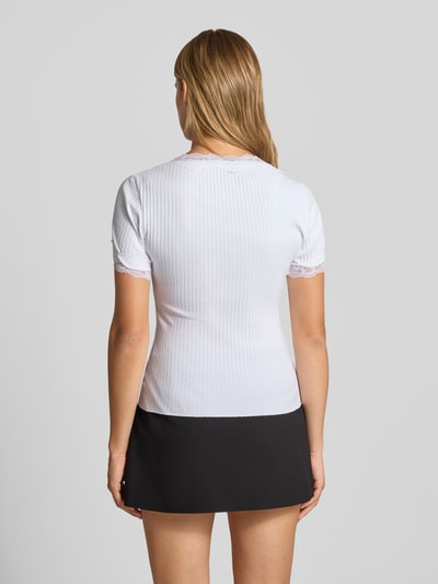Vrouwenmodel draagt T-shirt in Ripp-Optik met Spitzenbesatz van Gina Tricot, mix van katoen en elastaan, slim fit, riblook, ruglengte maat S: 56 cm, geheellichaamsaanzicht achterkant.