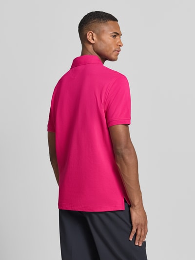 Männermodel trägt Regular Fit Poloshirt aus katoenmix van Tommy Hilfiger, look: effen, gestikt logo, polokraag, korte mouw, piqué, geschlitzt, Ganzkörperansicht Rückansicht