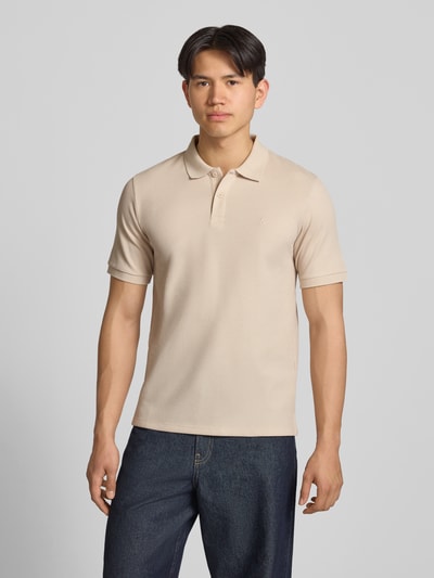 Mannenmodel draagt Regular Fit Poloshirt met structuurpatroon model 'AUSTIN' van Jack & Jones, katoenmix, stitching, knoopsluiting, recht van voren, volledige lichaamsweergave.