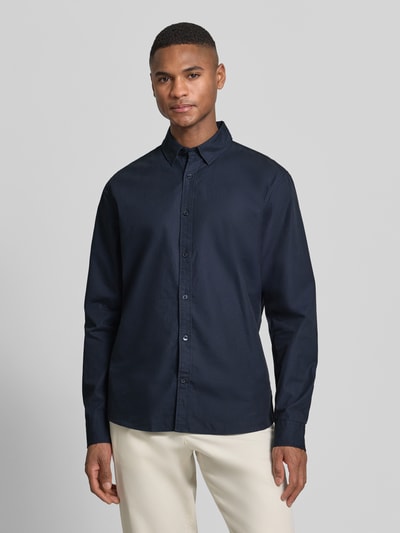 Männermodel trägt Regular Fit Freizeithemd mit Kentkragen Modell 'Christaldo' von Matinique aus reiner Baumwolle, dunkelblau, durchgängige Knopfleiste, Langärmelig, Ganzkörperansicht von vorne. Rückenlänge 71 cm, Schulterbreite 46 cm, Ärmellänge 66 cm bei Größe M.