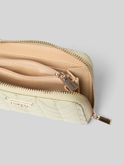 Produktfoto, Portemonnaie mit Label-Applikation Modell 'CHERY' von Guess in Beige mit Steppnähten, Reißverschluss, Hauptfach, Nahaufnahme