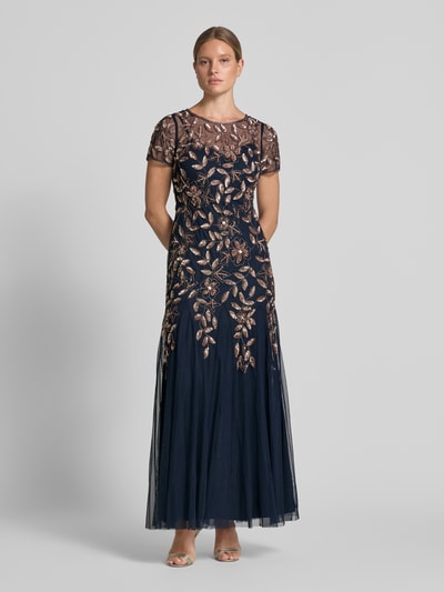 Frauenmodel trägt Abendkleid mit floralem Ziersteinbesatz von Adrianna Papell in Dunkelblau mit Mesh, Pailletten, Rundhalsausschnitt, tailliert, semitransparent, Ganzkörperansicht von vorne.